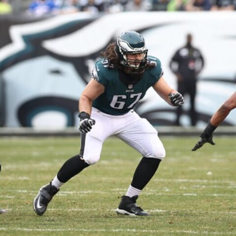 Eagles Sign Dennis Kelly